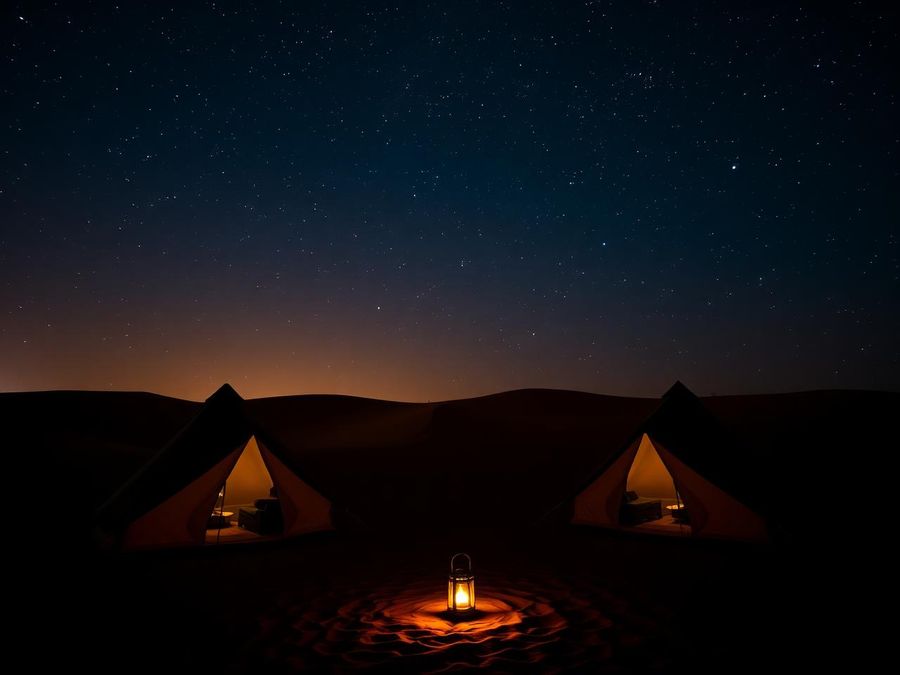 Acampamento de tendas no deserto sob céu estrelado
